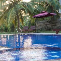 The Coconut Garden Hotel & Restaurant бассейн