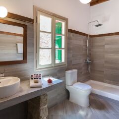 Saint Artemios Boutique Hotel ванная