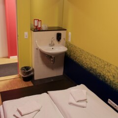 Отель HOLI-Berlin Hotel Германия, Берлин - отзывы, цены и фото номеров - забронировать отель HOLI-Berlin Hotel онлайн ванная фото 2