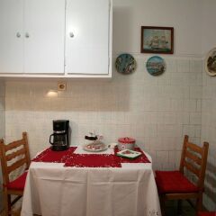 Отель Comfy & Tasteful Central Apt • 1' to Metro Station в номере