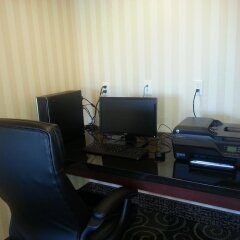Отель Cobblestone Inn & Suites - Bloomfield интерьер отеля