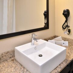 Отель Comfort Suites East ванная фото 2