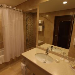 Отель Hilton Garden Inn Riyadh Olaya ванная фото 2