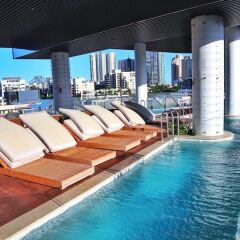 Отель Stunning Apt with Infinity Pool & Gym бассейн фото 2