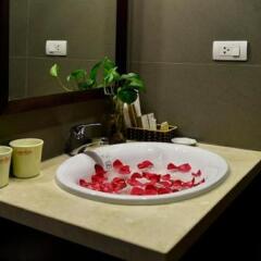 Отель Centre Point Hanoi 3* Улучшенный номер с различными типами кроватей фото 2