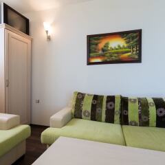 Апартаменты One Bedroom Apartment with Balcony in Avalon Complex комната для гостей фото 3