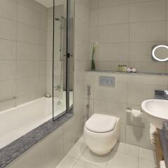 Отель DoubleTree by Hilton Hotel & Residences Dubai Al Barsha ОАЭ, Дубай - 1 отзыв об отеле, цены и фото номеров - забронировать отель DoubleTree by Hilton Hotel & Residences Dubai Al Barsha онлайн ванная