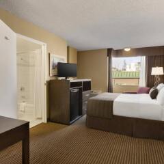 Отель Days Inn by Wyndham Calgary South Канада, Калгари - отзывы, цены и фото номеров - забронировать отель Days Inn by Wyndham Calgary South онлайн комната для гостей фото 5