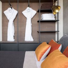 Отель Hôtel l'Arboisie сейф в номере