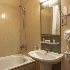 Отель St. John Hill Hotel by Zeus International Болгария, Банско - отзывы, цены и фото номеров - забронировать отель St. John Hill Hotel by Zeus International онлайн ванная фото 2
