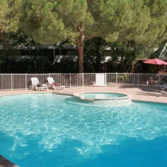 Отель Kyriad Cannes Mandelieu бассейн