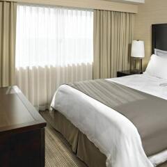 Отель Delta Hotels by Marriott Saskatoon Downtown сейф в номере