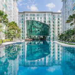 Отель CCR managed by AHA Smartstay Таиланд, Паттайя - отзывы, цены и фото номеров - забронировать отель CCR managed by AHA Smartstay онлайн бассейн