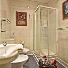Отель 2 Bedroom Flat in Central Edinburgh Эдинбург ванная фото 2