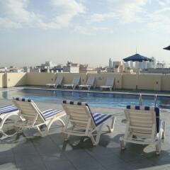 Royal Ascot Hotel Apartment бассейн