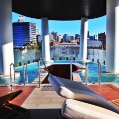Отель Stunning Apt with Infinity Pool & Gym бассейн