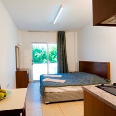 Апартаменты Captain Karas Holiday Apartments комната для гостей фото 2