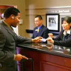 Отель Hampton Inn & Suites Los Angeles Burbank Airport Лос-Анджелес гостиничный бар