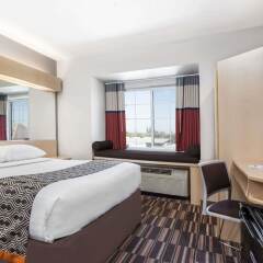 Отель Microtel Inn & Suites Modesto комната для гостей фото 4
