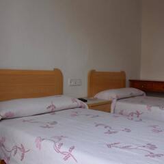 Отель Hostal Casanova сейф в номере