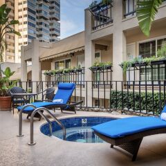 Beverly Hills Plaza Hotel бассейн