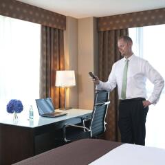 Отель Holiday Inn Vancouver Downtown & Suites Канада, Ванкувер - отзывы, цены и фото номеров - забронировать отель Holiday Inn Vancouver Downtown & Suites онлайн удобства в номере фото 2