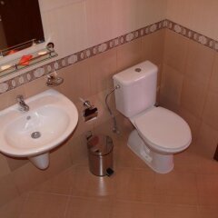 Отель Family Hotel Balkana Болгария, Боженци - отзывы, цены и фото номеров - забронировать отель Family Hotel Balkana онлайн ванная