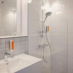 Отель Vienna House Easy Leipzig Германия, Лейпциг - 2 отзыва об отеле, цены и фото номеров - забронировать отель Vienna House Easy Leipzig онлайн ванная фото 2