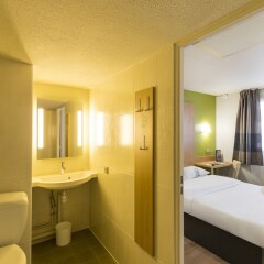 Отель B&B Hôtel Auxerre Bourgogne ванная фото 2