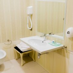 Отель SarOtel Албания, Тирана - отзывы, цены и фото номеров - забронировать отель SarOtel онлайн ванная