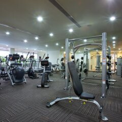 Отель PARKROYAL Serviced Suites Kuala Lumpur Малайзия, Куала-Лумпур - 1 отзыв об отеле, цены и фото номеров - забронировать отель PARKROYAL Serviced Suites Kuala Lumpur онлайн фитнесс-зал фото 2