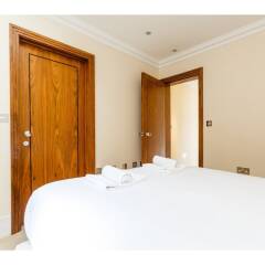 Отель Rare and Gorgeous Hyde Park Mews House Sleeps 8 комната для гостей
