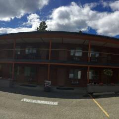 Отель Cariboo Lodge парковка