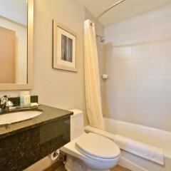 Отель Comfort Inn Midtown West ванная фото 2