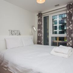 Отель 2 Bedroom Apartment With Balcony Великобритания, Лондон - отзывы, цены и фото номеров - забронировать отель 2 Bedroom Apartment With Balcony онлайн комната для гостей