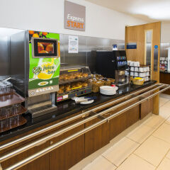 Отель Holiday Inn Express Edinburgh – Royal Mile Великобритания, Эдинбург - 1 отзыв об отеле, цены и фото номеров - забронировать отель Holiday Inn Express Edinburgh – Royal Mile онлайн питание фото 2