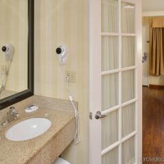 Отель Best Western Plus Raffles Inn & Suites ванная