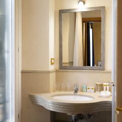 Отель iH Hotels Piazza di Spagna View - Luxury Guest House Италия, Рим - отзывы, цены и фото номеров - забронировать отель iH Hotels Piazza di Spagna View - Luxury Guest House онлайн ванная