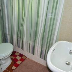 Отель Little Shaw Park Guest House ванная фото 2
