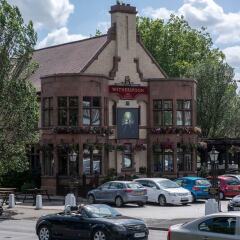 Отель Lovely 2 Bed Flat - Airport/piccadilly Friendly парковка