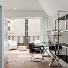 Отель Incredible 6 Storey 4 bed Luxury House in St James Лондон балкон
