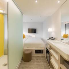 Отель Yello Rooms Victory Monument Бангкок ванная