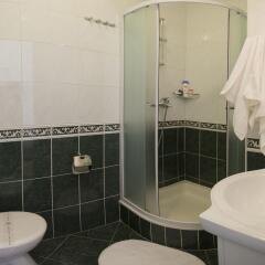 Отель Central Old Town Rooms ванная фото 2