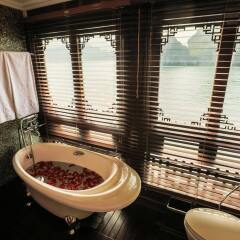 Отель The Au Co Cruise - Managed by Bhaya Cruise ванная