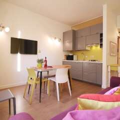 Апартаменты Colorful and Lively Vatican Apartment комната для гостей фото 4