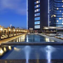 Hilton Istanbul Bomonti Hotel & Conference Center Турция, Стамбул - 7 отзывов об отеле, цены и фото номеров - забронировать отель Hilton Istanbul Bomonti Hotel & Conference Center онлайн бассейн фото 2