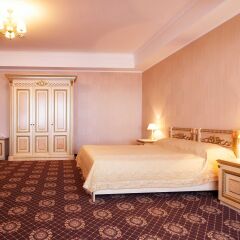 SK Royal Kaluga в Калуге 9 отзывов об отеле, цены и фото номеров - забронировать гостиницу SK Royal Kaluga онлайн Калуга комната для гостей