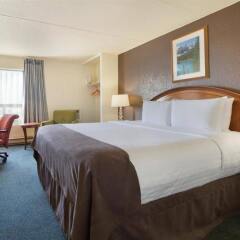 Отель Travelodge Calgary Macleod Trail Канада, Калгари - отзывы, цены и фото номеров - забронировать отель Travelodge Calgary Macleod Trail онлайн комната для гостей фото 5