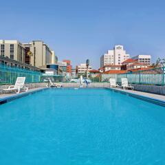 Отель Travelodge Hollywood-Vermont/Sunset Лос-Анджелес бассейн