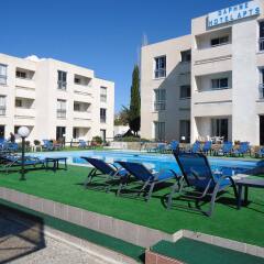 Daphne Hotel Apartments бассейн